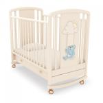 Детская кроватка-качалка Angela Bella Жаклин (мишка на качелях) слоновая кость с голубой аппликацией 