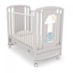 Детская кроватка-качалка Angela Bella Жаклин (мишка на качелях) белая ночь с голубой аппликацией 